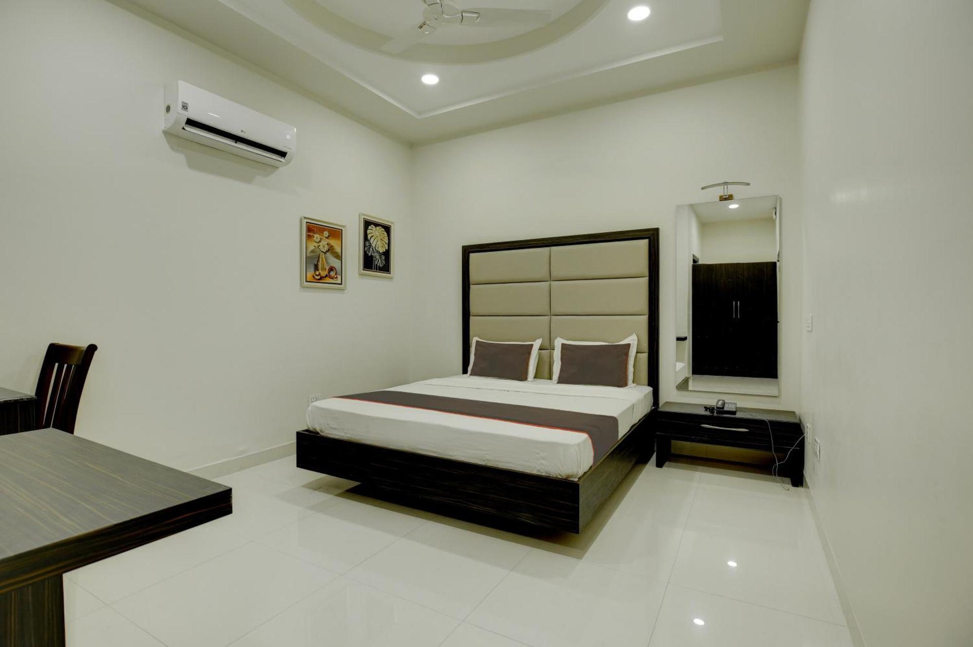 Super Collection O Ovel Hotel Grand Ābādpura Kültér fotó