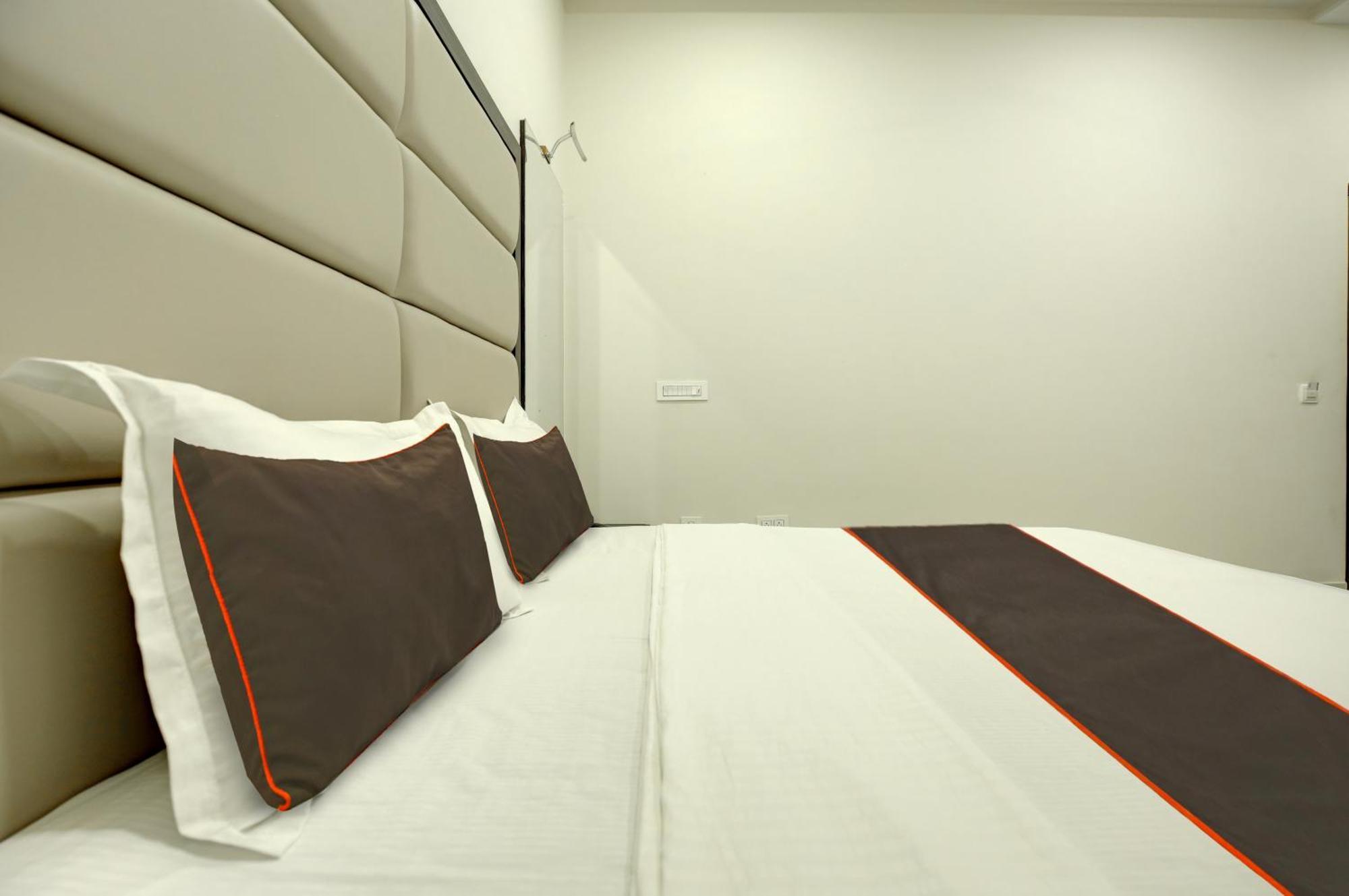 Super Collection O Ovel Hotel Grand Ābādpura Kültér fotó
