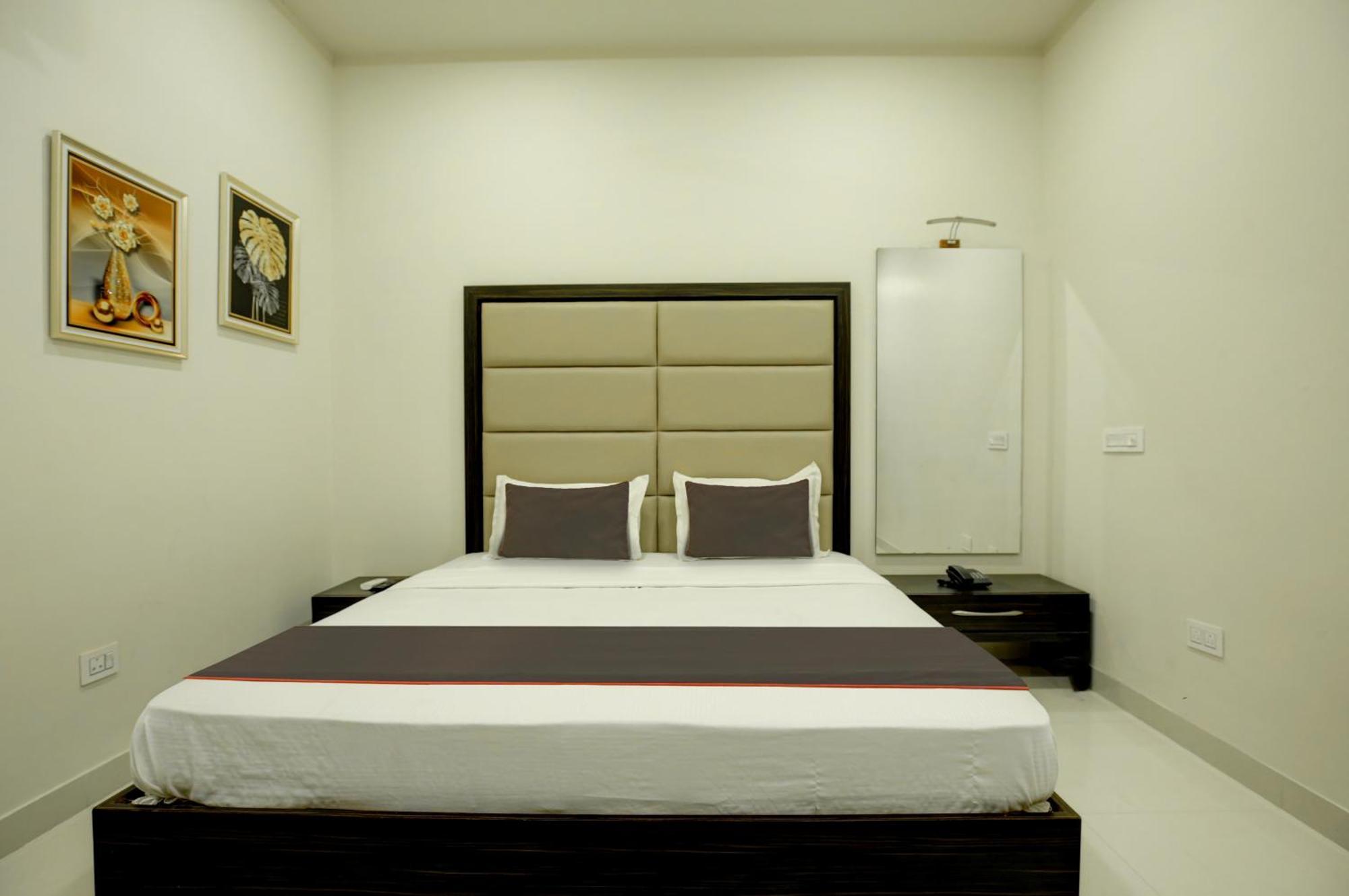 Super Collection O Ovel Hotel Grand Ābādpura Kültér fotó
