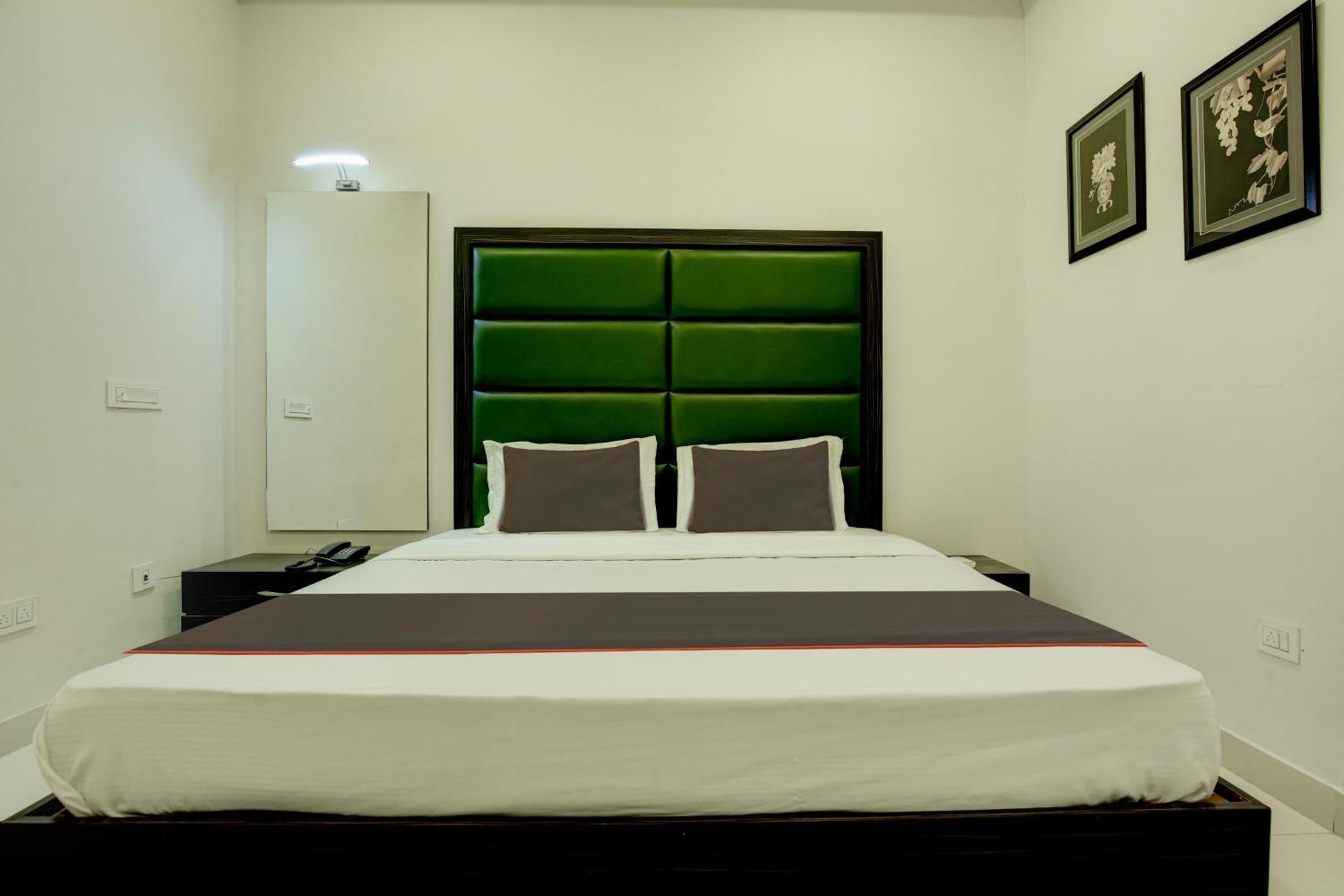 Super Collection O Ovel Hotel Grand Ābādpura Kültér fotó
